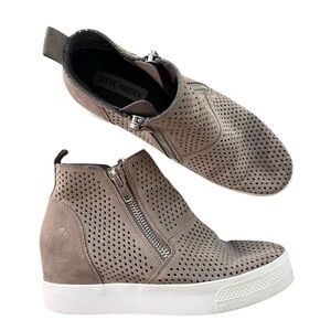 Steve Madden Womens Sz 7.5M Taupe Gray Suede Leather Perforated Wedgie-P Sneaker